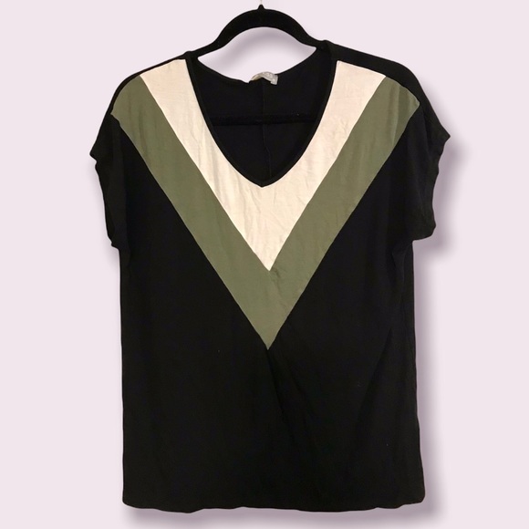 🌟SALE 2/$10.00‼️ MILAN KISS Women’s Black/Olive Color Block Tee size M - Picture 2 of 8